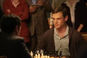 Anhand der Spielweise von Tim Levitt (Joseph Fuhr) ist für Sweets (John Francis Daley, Rückansicht) klar, dass nur Tim der Mörder von Magnuson sein kann.