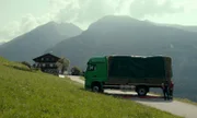 Mit dem Lastwagen fährt Jürgen die Heuballen weite Strecken zu Bauernhöfen, die noch von der Viehzucht leben.