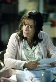 Lois (Jane Kaczmarek) grübelt über dem Testament, was endlich aufgesetzt werden soll, und dabei kommen so manche schöne und weniger schöne Erinnerungen in ihr hoch.