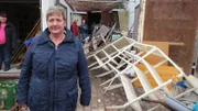 Michaela (50) bei der Räumung des Hauses ihrer verstorbenen Mutter.