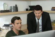 Chuck Winter (Ken Luckey, l.) und Booth (David Boreanaz)