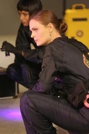 Als auf einer Schweinefarm menschliche Überreste in den Fresströgen gefunden werden, ruft das Brennan (Emily Deschanel) und Cam (Tamara Taylor, h.) auf den Plan.