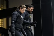 Maggie Bell (Missy Peregrym, l.); Omar Adom (Zeeko Zaki, r.)
