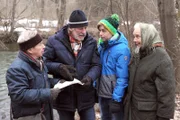 Martin und Gerstl nehmen die gefälschte Flaschenpost mit Humor – Spaß hatten sie trotzdem! Von links: Michael Gerstl (Gerd Lohmeyer), Martin Kirchleitner (Hermann Giefer), Pauli (Dennis Hofmuth) und Theresa Brunner (Ursula Erber).