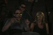 Vorne, l-r: Charlie Kelly (Charlie Day), Dee Reynolds (Kaitlin Olson)
