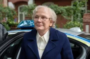 Das Engagement der Freiwilligen, die Naziparolen von Fassaden schrubben, zaubert Selma Dannenberg (Janette Rauch) ein Lächeln aufs Gesicht.