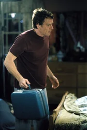 Hal (Bryan Cranston) schleppt einen Koffer voller Rechnungen, Quittungen und sonstiger Belege an, die sich über viele Jahre im Haushalt angesammelt haben.