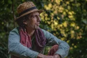 Brice Vincent sitzt während einer Wanderung auf einem Felsen.