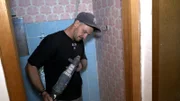 Mike Schopp betrachtet das Bohrfutter