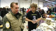 Trödelprofi Otto Schulte (li.) und Klaus auf dem Flohmarkt