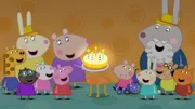 Mandy Maus (mi.) feiert ihren Geburtstag mit all ihren Freunden in die "Käse-Welt". Alles im Park ist aus Käse - so auch ihr Geburtstagskuchen! Perfekt für Mandy.