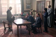 Warten gespannt auf das Urteil von Cofield (Jeffrey Wright, l.): (v. l. n. r.) House (Hugh Laurie), Adams (Odette Annable), Taub (Peter Jacobson), Park (Charlyne Yi) und Foreman (Omar Epps) ...