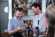 Ferhat (Mehmet Kucak, l.) und Paco (Milos Vukovic) bonden beim Cocktailmixen.