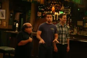 (v.l.n.r.) Frank Reynolds (Danny DeVito); Mac (Rob McElhenney); Dennis Reynolds (Glenn Howerton)