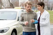 Kai Böttcher (Niklas Osterloh, l.) kommt sehr geschwächt ins Klinikum. Theresa (Katharina Nesytowa, r.) geht zunächst von einem schweren grippalen Infekt bei dem jungen Mann aus.
