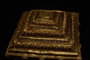 Mit Edelsteinen besetztes Goldkästchen, möglicherweise aus Laos.