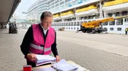 Vivien Zehl arbeitet für AIDA als Proviantmeisterin. Gerade ist sie mit dem Kreuzfahrtschiff auf der Elbinsel Steinwerder angekommen und muss neue Ladungen mit Lebensmitteln koordinieren.