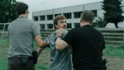 DNA-Spuren an Fundstücken aus dem Besitz seiner Frau machen Tobias Berghoff (David Richter) verdächtig, er wird festgenommen.