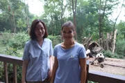 Susie begleitet Anna bei ihrem Besuch in der Panda Aufzuchtstation. Ohne eine Übersetzerin wäre Anna in China aufgeschmissen.