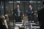 Eigentlich hatte Darius (Santiago Cabrera, l.) auf die volle Unterstützung von Harris (Ian Anthony Dale, r.) und der US-Regierung gehofft, doch schnell wird ihm und auch Grace bewusst, dass er sich bei der Rettung der Menschheit nicht auf die Regierung verlassen kann ...