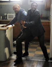 Während Steve und seine Kollegen in einem neuen Fall ermitteln, taucht Wo Fat (Mark Dacascos, r.) in Joes (Terry O'Quinn, l.) Wohnung auf und es kommt zu einem spektakulären Kampf, denn anscheinend sind Steven und Joe mit ihrer Untersuchung Wo Fat zu nahe gekommen ...