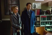 Det. Lizzie Needham (Bojana Novakovic, l.) und Dr. Dylan Reinhart (Alan Cumming, r.) müssen den Mord in einem Kino aufklären ...