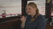 Barkassenkapitänin Anja (Margret Völker) in ihrem Element auf der Elbe.