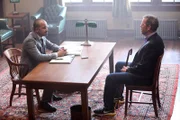 Aufgrund eines lebensgefährlichen Vorfalls mit einem Patienten, untersucht der Chef der Neurologie (Jeffrey Wright, l.) die Vorgehensweise von Houses (Hugh Laurie, r.) Team ...