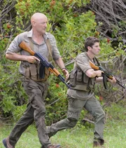Ein Wettlauf mit der Zeit beginnt, um Steve aus den Fängen von Wo Fat zu befreien: Lt. Jacks (Sean MacCormac, r.) und White (Terry O'Quinn, l.) ...