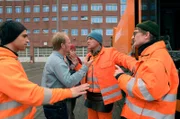 Werner (Uwe Ochsenknecht), Tarik (Daniel Rodic, li.) und Ralle (Jörn Hentschel, re.) sind schlecht auf ihren Chef Dorn (Rainer Strecker, 2. v .li.) zu sprechen.