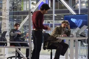 Während sich Dr. Croft (Dennis Boutsikaris, r.) sorgen um seine Sicherheit macht, treiben Liam (Charlie Rowe, l.) und Darius (Santiago Cabrera, M.) die Entwicklung des Raumschiffs weiter voran ...