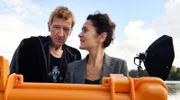 Carsten (Jens Albinus) und Maren (Marie-Lou Sellem) wählen zusammen das Coverfoto aus.