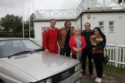 Treffen Sie Auto-Enthusiasten und TV-Moderator Tim Shaw und Meistermechaniker Fuzz Townshend, wie sie sich zusammenschließen, um rostige klassische Fahrzeuge aus ihren Garagengefängnissen zu retten.