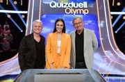 Quizmasterin Esther Sedlaczek (M.) mit den Kandidaten des Teams "Spaßvögel": Guido Cantz (l.) und Bernd Stelter (r.), beide Moderatoren und Komiker.