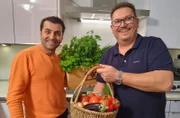 Torsten Jörn (re.), leidenschaftliche Hobbykoch aus Kassel will den Münchner Spitzenkoch Ali Güngörmüs in seinem Hauptgericht mit einem mallorquinischen "Trumbet" überraschen, einem Gemüsegericht das er auf einer "Plancha", einer sehr hoch erhitzbaren Metalplatte, zubereitet.