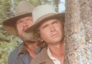 Charles (Michael Landon, r.) und Jonathan (Merlin Olsen, l.) haben große Mühe, sich in der Wildnis etwas Essbares zu beschaffen ...