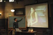 Ted (Josh Radnor, l.) gibt seinem Kumpel Barney im Hörsaal der Uni eine Art Robin-Grundkurs. Barney erfährt auf diese Weise, wie er in der Beziehung zu Robin Fehler vermeiden kann, und Ted übt sich in der Kunst der Vorlesung, damit er sicherer vor seine Studenten treten kann ....