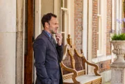 Sherlock Holmes (Jonny Lee Miller) wird von Scotland Yard nach London gerufen, um bei der Aufklärung eines Falles mitzuhelfen ...