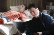 Hat sich Frank Hertzberg (Laurence N. Kaldor), der an Apotemnophilie litt, selbst verstümmelt und dadurch getötet? Detective Mac Taylor (Gary Sinise, re.) entdeckt interessante Unterlagen.