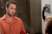 Als Danny (Scott Caan, r.) Steve (Alex O'Loughlin, l.) im Gefängnis besucht, bringt er einen weiteren Besucher mit, der seine Unschuld beweisen soll ...