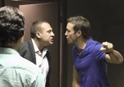 Geraten aneinander: Vincent Fryer (Tom Sizemore, M.), Steve (Alex O'Loughlin, r.) und Chin (Daniel Dae Kim, l.) ...