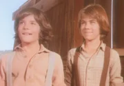 Andrew (Patrick Laborteaux, l.) und Albert (Matthew Laborteaux, r.) freuen sich über ihren ersten Lohn.
