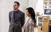 Während der Ermittlungen in einem neuen Mordfall: Sherlock Holmes (Jonny Lee Miller, l.) und Joan Watson (Lucy Liu, r.) ...