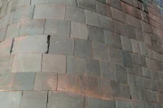 Detail einer Mauer der Ruinen des Inka-Qorikancha-Tempels in Cusco, Peru.