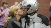 Karin (Jessica Ginkel) wird von Christoph (Florian M. Odendahl) an der Schule abgesetzt.