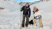 Checkerin Marina mit Lawinen-Experte Lukas im Schnee.