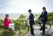 Die Insulanerin Marianne (Eva Kryll) führt die beiden ebenso zwielichtigen wie trotteligen Gestalten Heiner (Thomas Darchinger) und Horst (Christian Bergmann, re.) gehörig an der Nase herum.