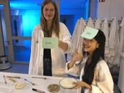 Nhung im Labor mit Lebensmittelchemikerin Viktoria Ganß