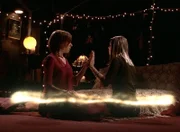 Willow (Alyson Hannigan, l.) und ihre Freundin Tara (Amber Benson, r.) verbessern ihre Hexenkünste ...