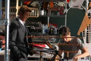 Lügen und Kerzen: Patrick Jane (Simon Baker, l.) und Jackson (Asher Book, r.) ...